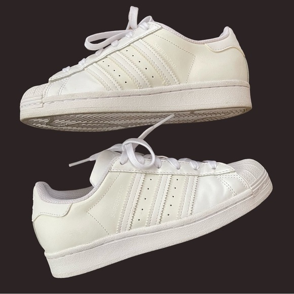 Adidas Brand Women’s Superstar Athletic Shoe White Monochrome Size 5 1/2 - Picture 2 of 6